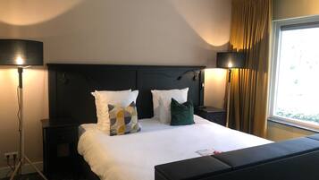 Escritorio, tabla de planchar con plancha y cunas