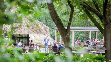 2 restaurantes, se sirven comidas, cenas y cocina internacional