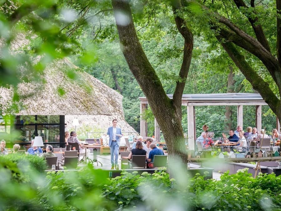 2 restaurants servant le déjeuner, spécialités Cuisine internationale