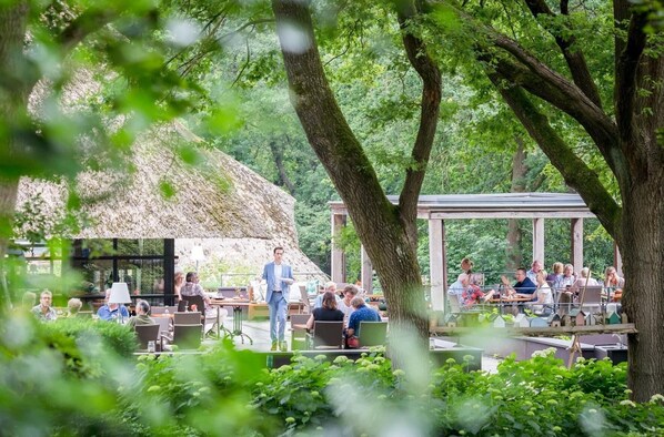 2 Restaurants, Mittagessen, Abendessen, internationale Küche