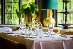 2 restaurants; ze serveren er lunch en diner 