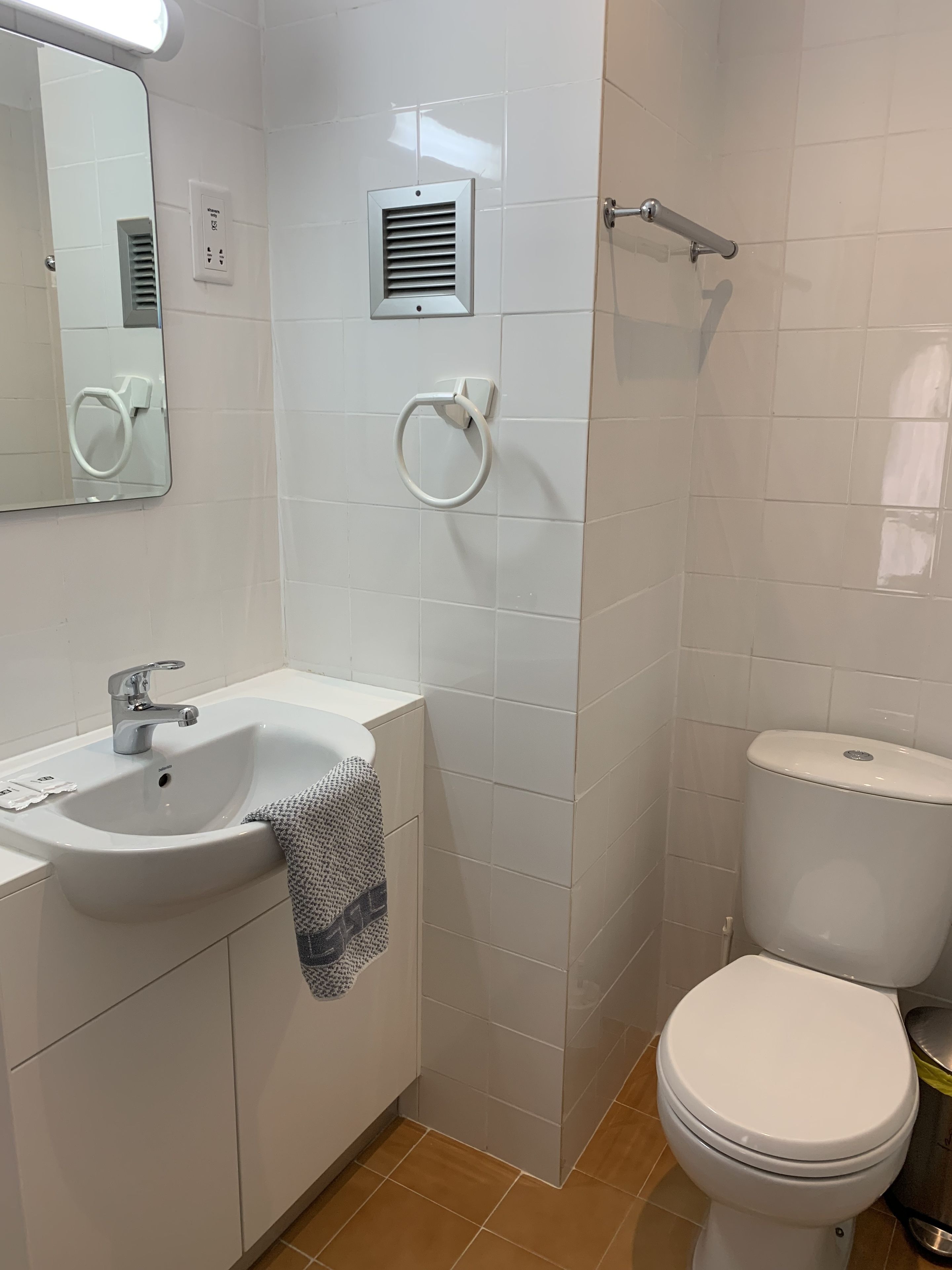 economy double or twin room | bathroom | free toiletries, hair dryer, towels