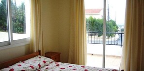 1 habitación, escritorio y tabla de planchar con plancha 