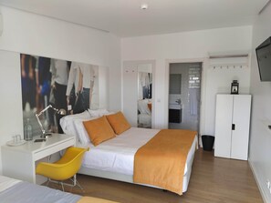 Kahden hengen huone (kaksi sänkyä) (Moda) | Memory foam -patjalliset sängyt, yksilöllisesti sisustettu, työpöytä