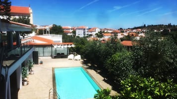 Piscine extérieure, chaises longues