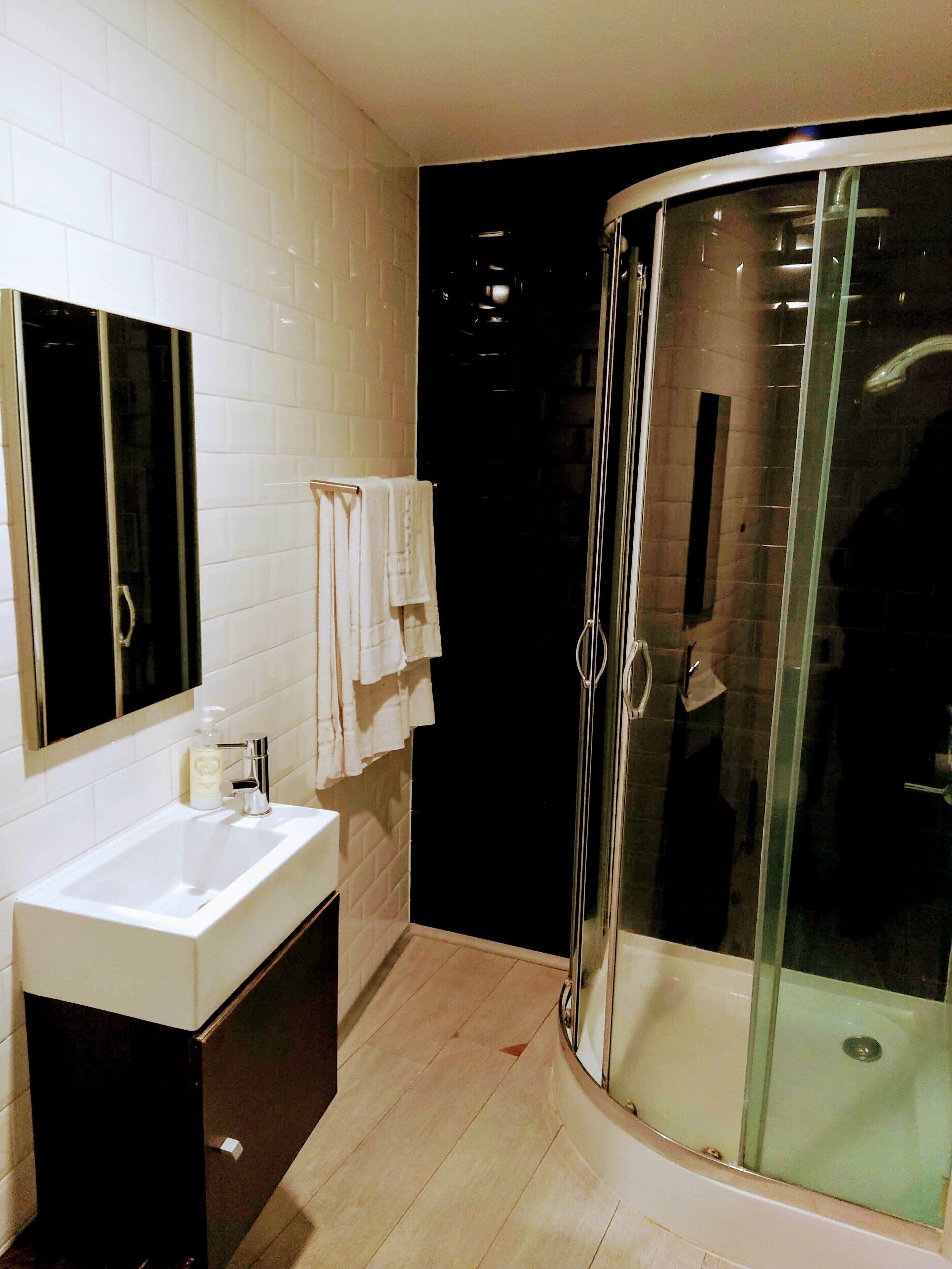 Habitación doble superior (Cinema) | Baño | Regadera, regadera tipo lluvia, secadora de cabello, toallas 