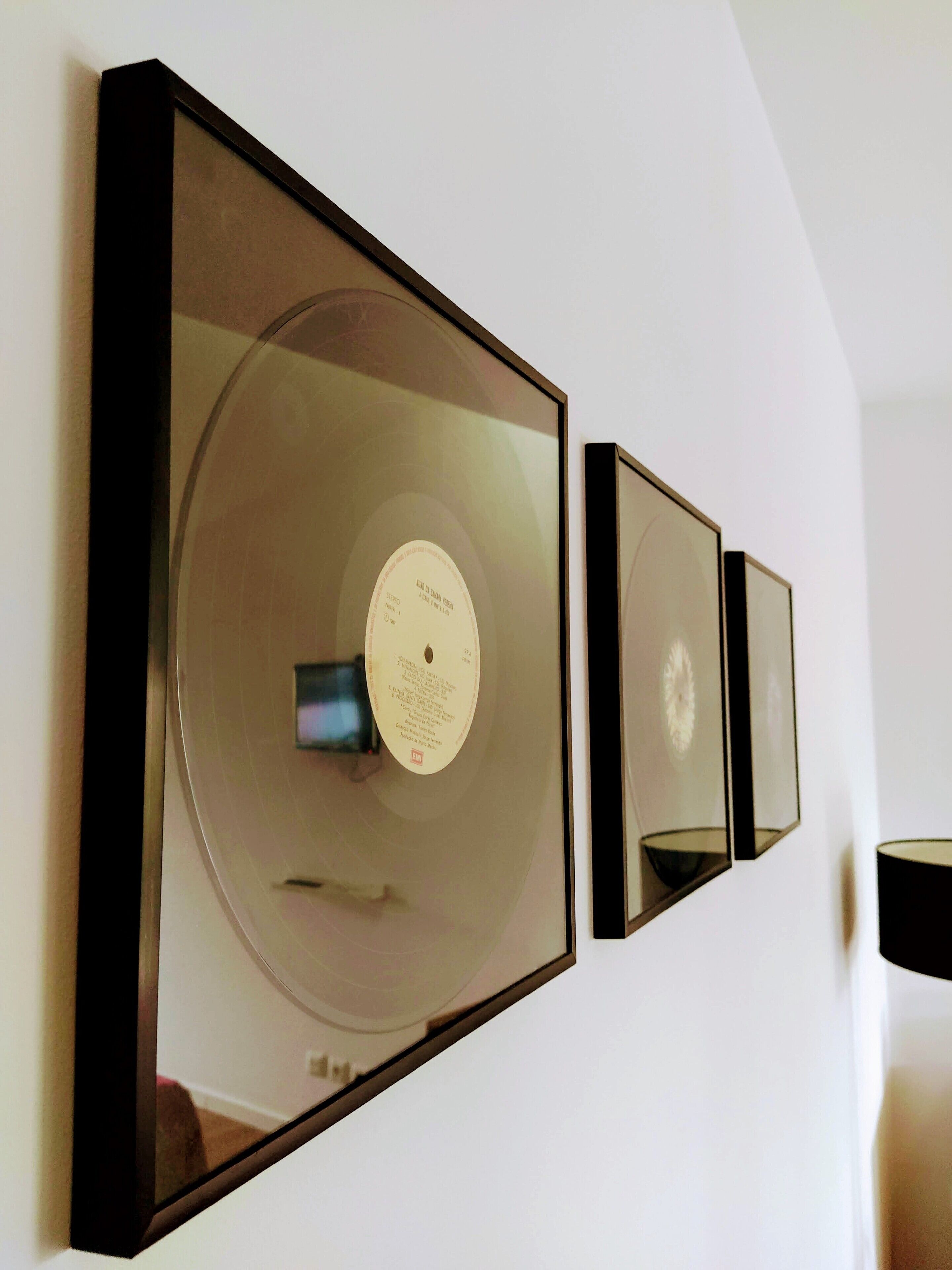 Dos discos de vinilo enmarcados colgados en una pared.