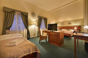 Junior vierpersoonskamer | Een kluis op de kamer, een bureau, verduisterende gordijnen