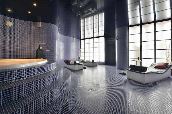 Sauna, hot tub, body treatments, aromatherapy, body wraps, facials