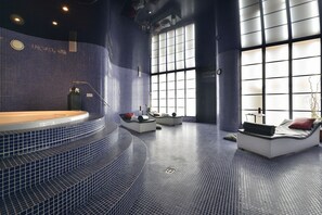 Sauna seca, banheira de hidromassagem, tratamentos corporais