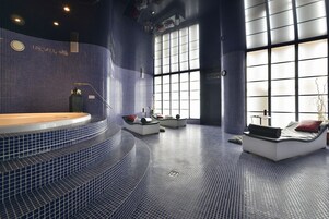 Un sauna, una bañera de hidromasaje, tratamientos corporales