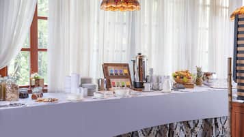 Tägliches inbegriffenes Frühstücksbuffet