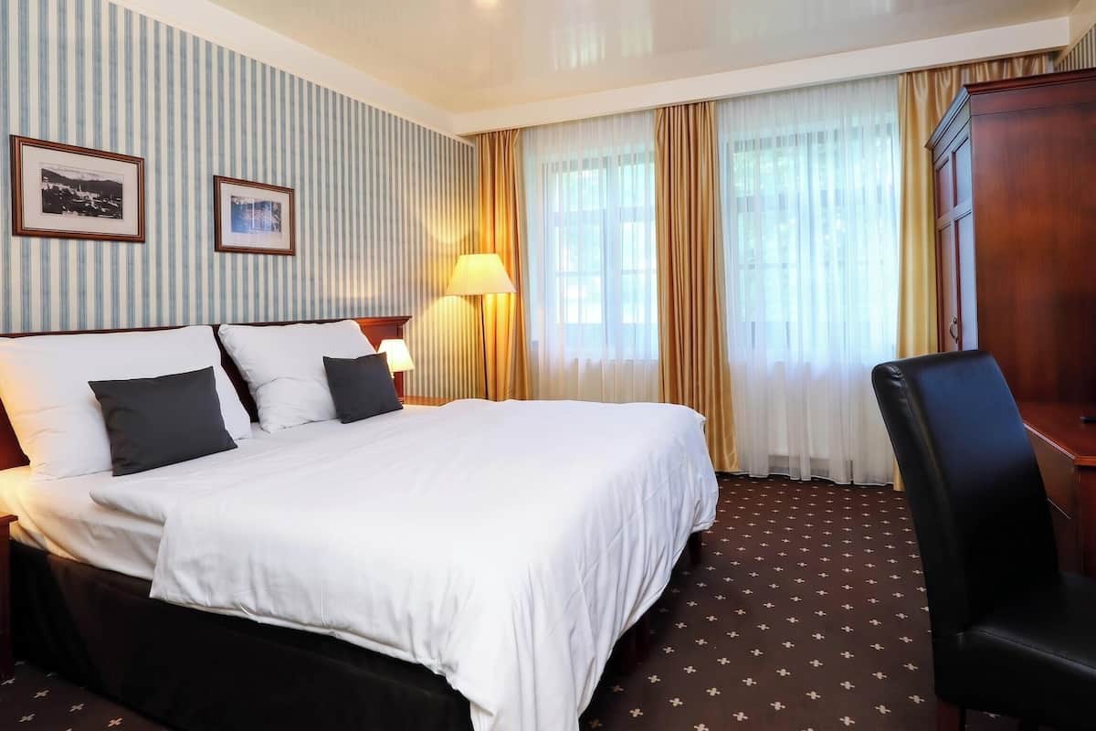 Comfort Double Room | In-room safe, desk, blackout drapes, soundproofing