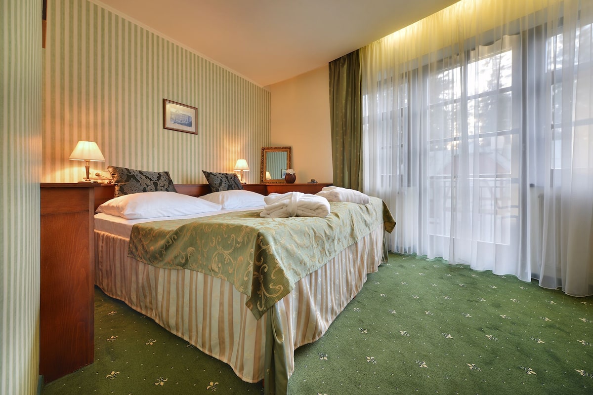 Deluxe Triple Room | In-room safe, desk, blackout drapes, soundproofing