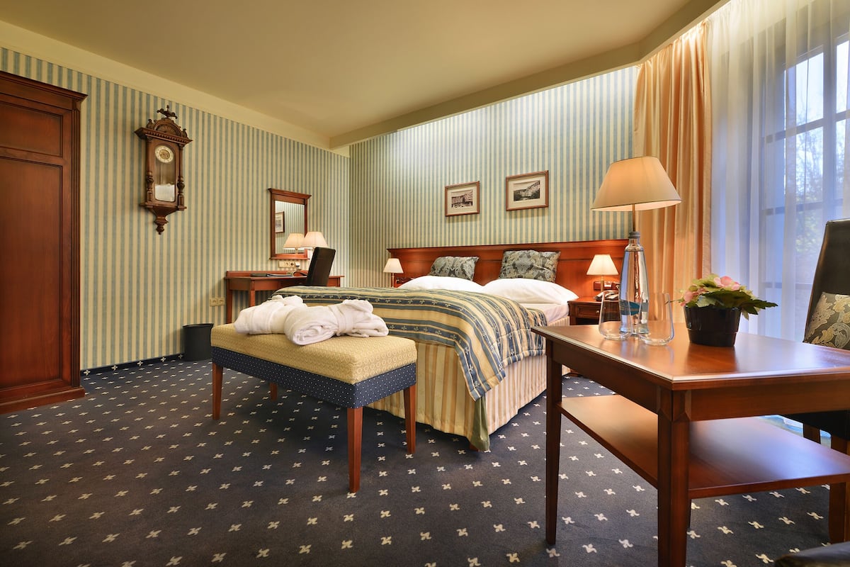Junior Quadruple Room | In-room safe, desk, blackout drapes, soundproofing
