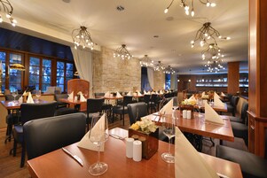 供应早餐、午餐和晚餐