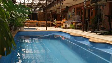 2 indendørs pools, udendørs pool, gratis hytter, parasoller