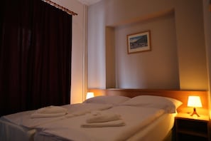 办公桌、遮光窗帘、免费婴儿床、免费 WiFi