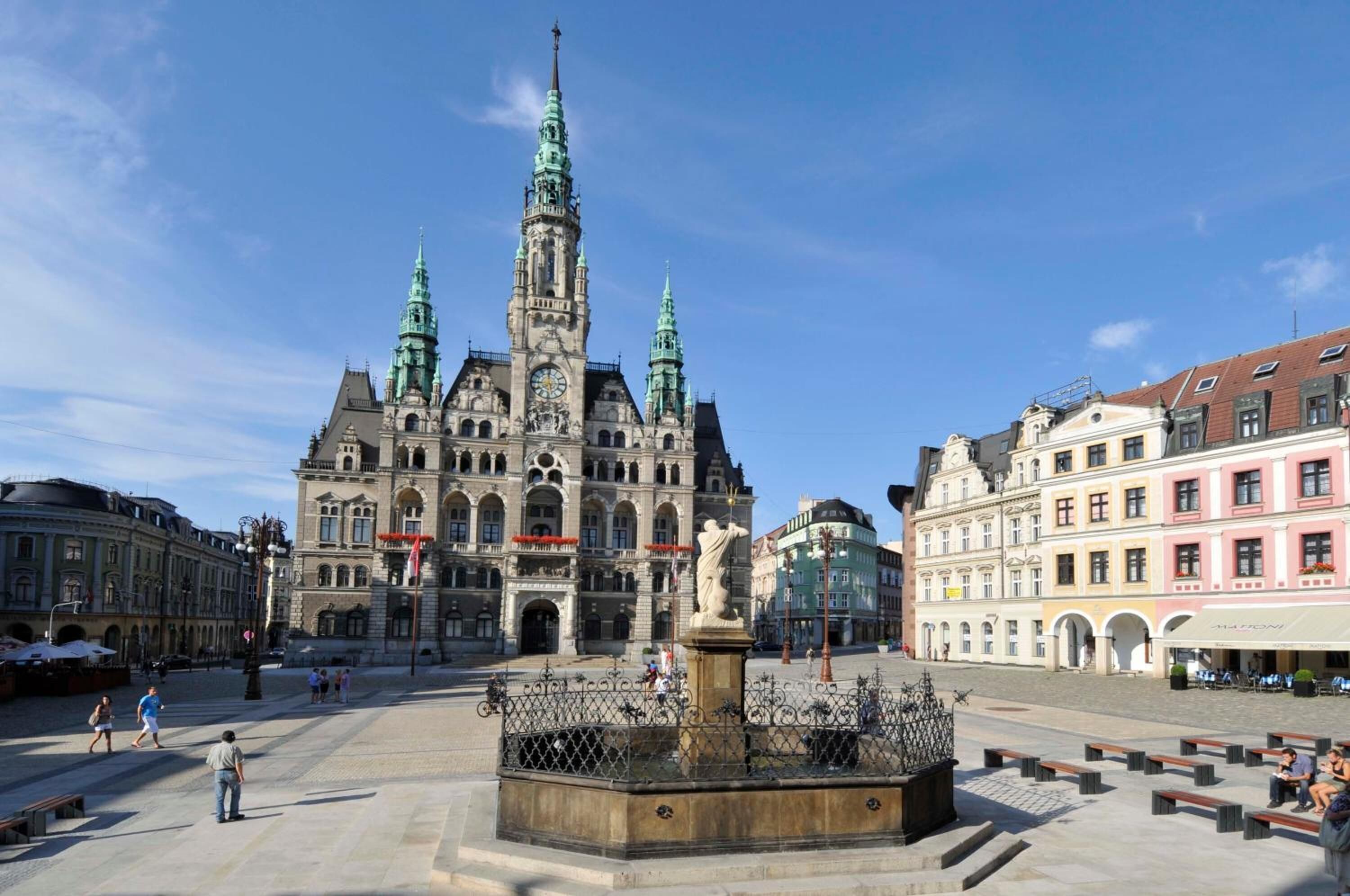 Un bâtiment historique doté d’un imposant clocher et d’une fontaine centrale.