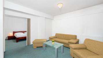 Suite – comfort, 1 kingsize-seng | Oppholdsrom | Flatskjerm-TV