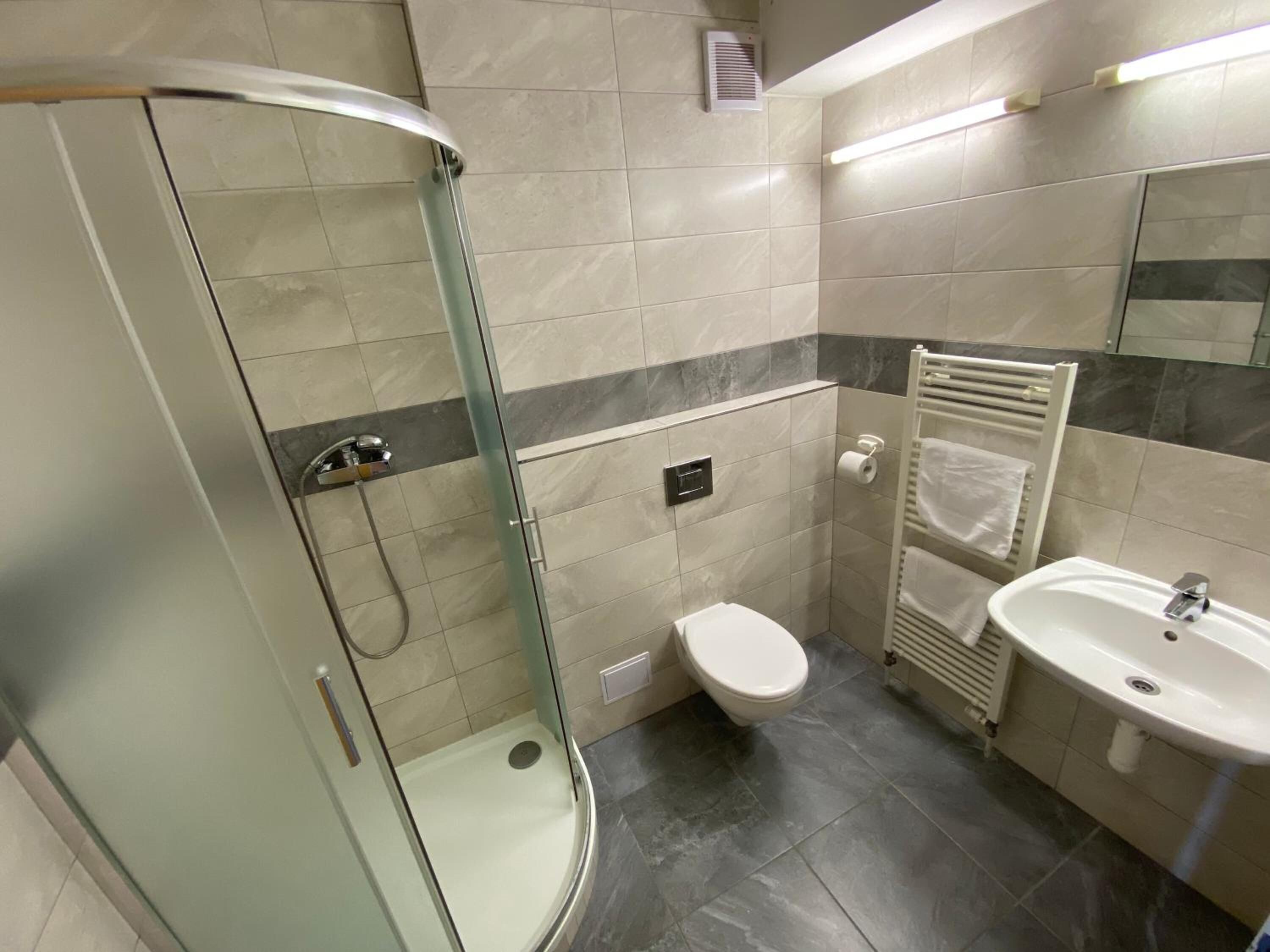 Dusche, kostenlose Toilettenartikel, Haartrockner, Handtücher