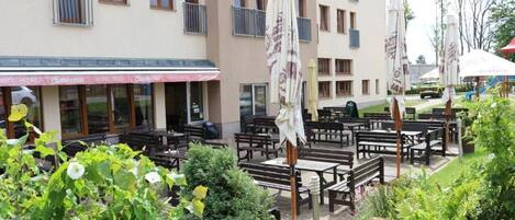 تناول الطعام بالخارج