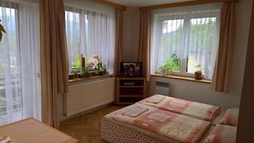 Suite | Skrivebord, lydisolering, strygejern/strygebræt