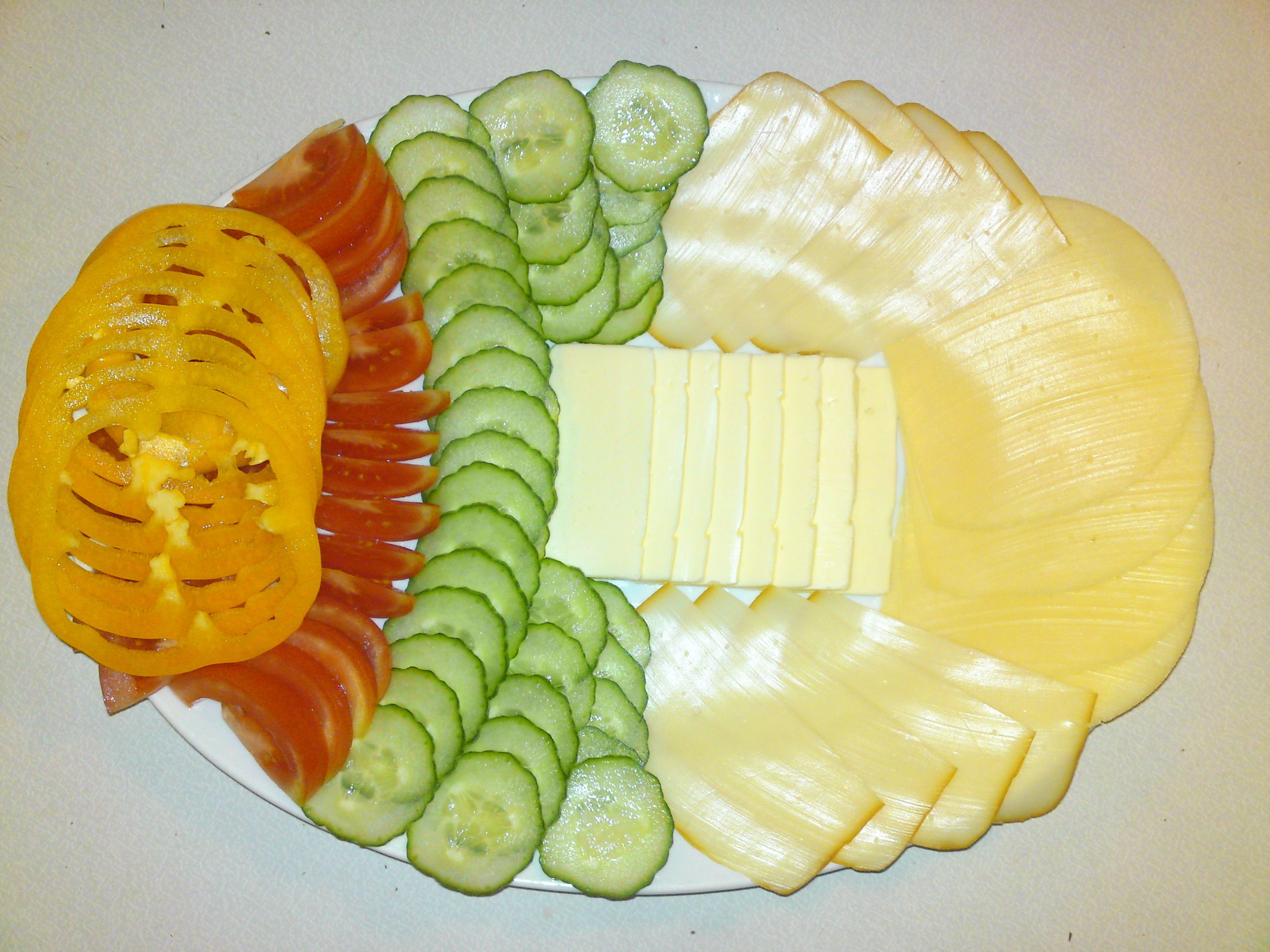 Ein Teller mit geschnittenem Gemüse und Käse.