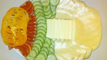 Ein Teller mit geschnittenem Gemüse und Käse.