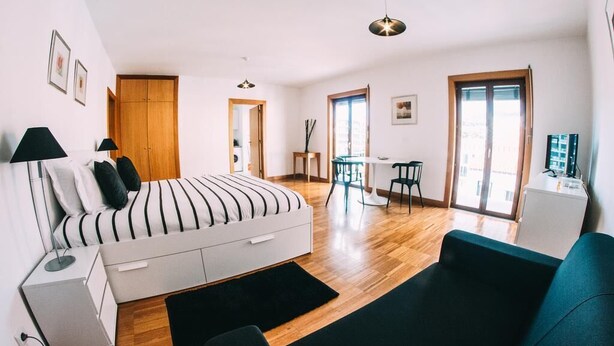 Ein modernes Schlafzimmer mit Bett, Nachttisch und einem Schreibtisch.