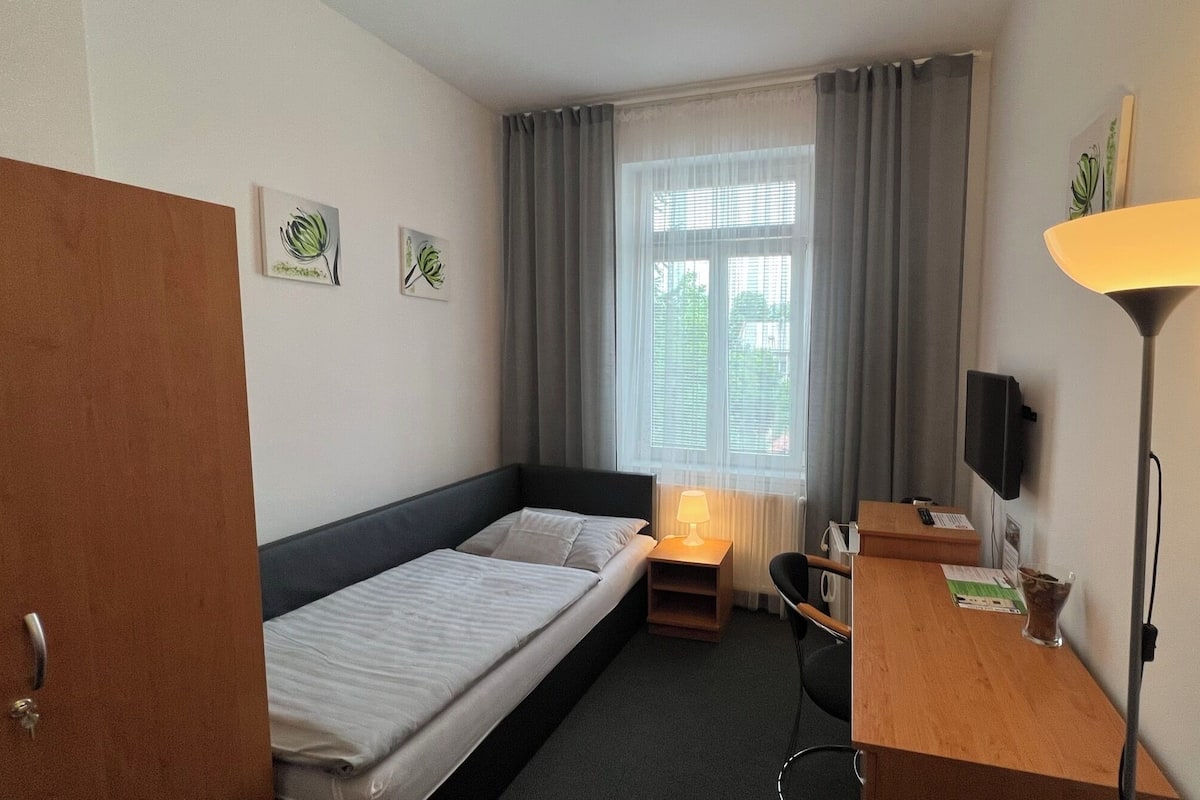 Chambre simple | Bureau, fer et planche Ă repasser, accĂšs au Wi-Fi (inclus)