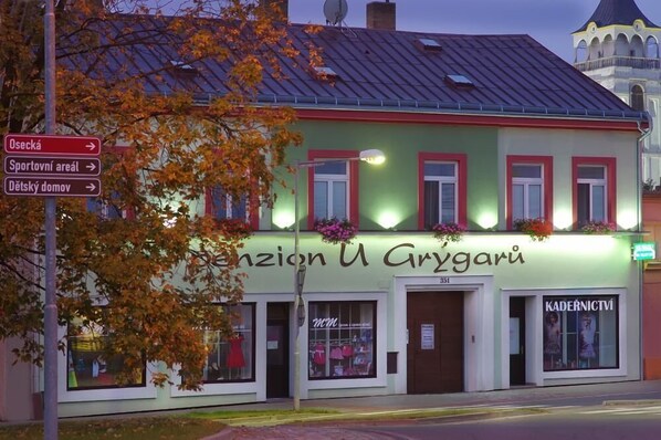 숙박 시설 정면 - 저녁/밤