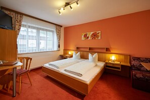 Minibar, in-room safe, desk, blackout curtains - Pension Anja (Kleinarl)