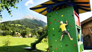 A rock climbing wall with a mountain in the background. - Pension Anja (Kleinarl)