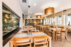 Déjeuner, dîner et souper servis sur place