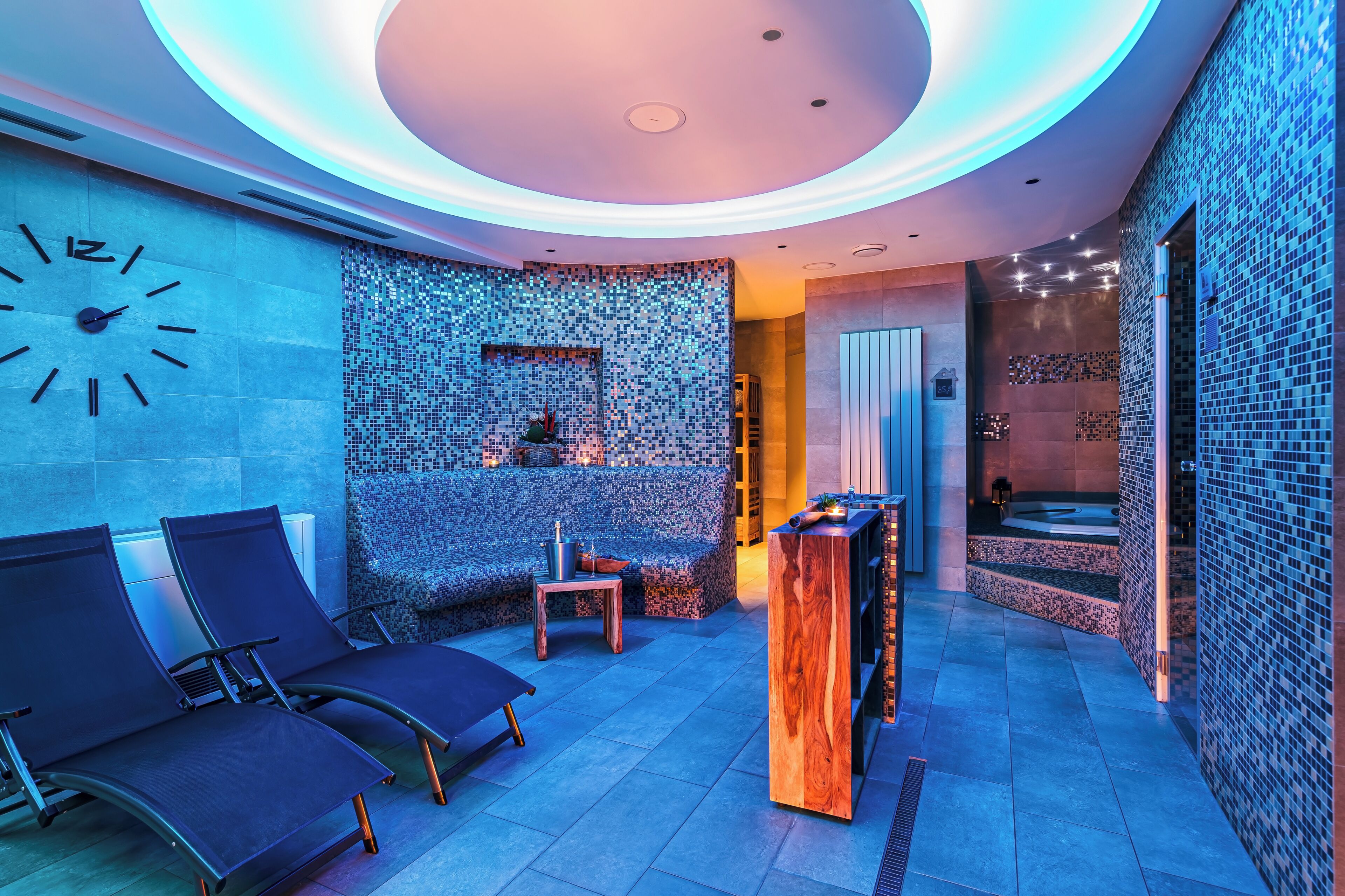Een sauna, een bubbelbad, een stoombad, hotstone-massages