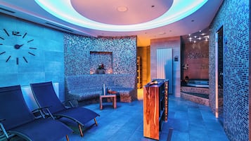 Een sauna, een bubbelbad, een stoombad, hotstone-massages