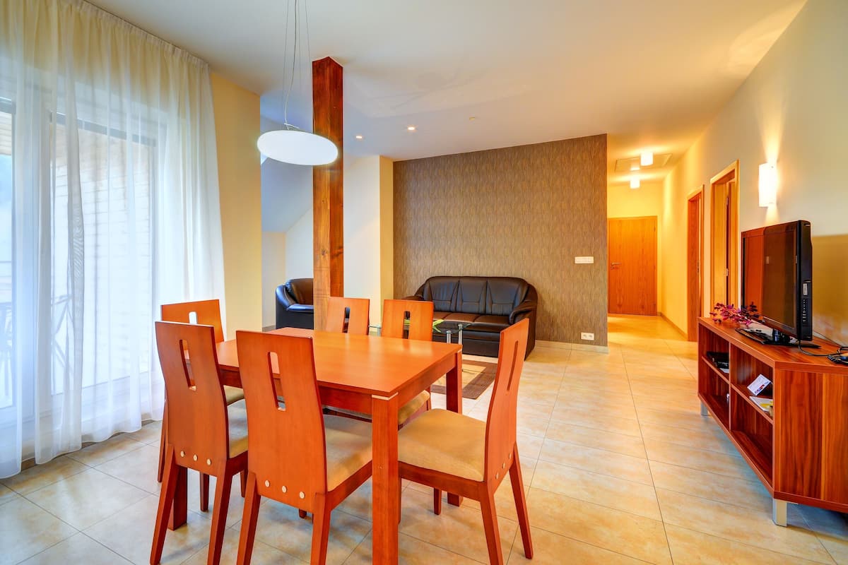 Superior appartement, uitzicht op tuin | Woonruimte | Een televisie