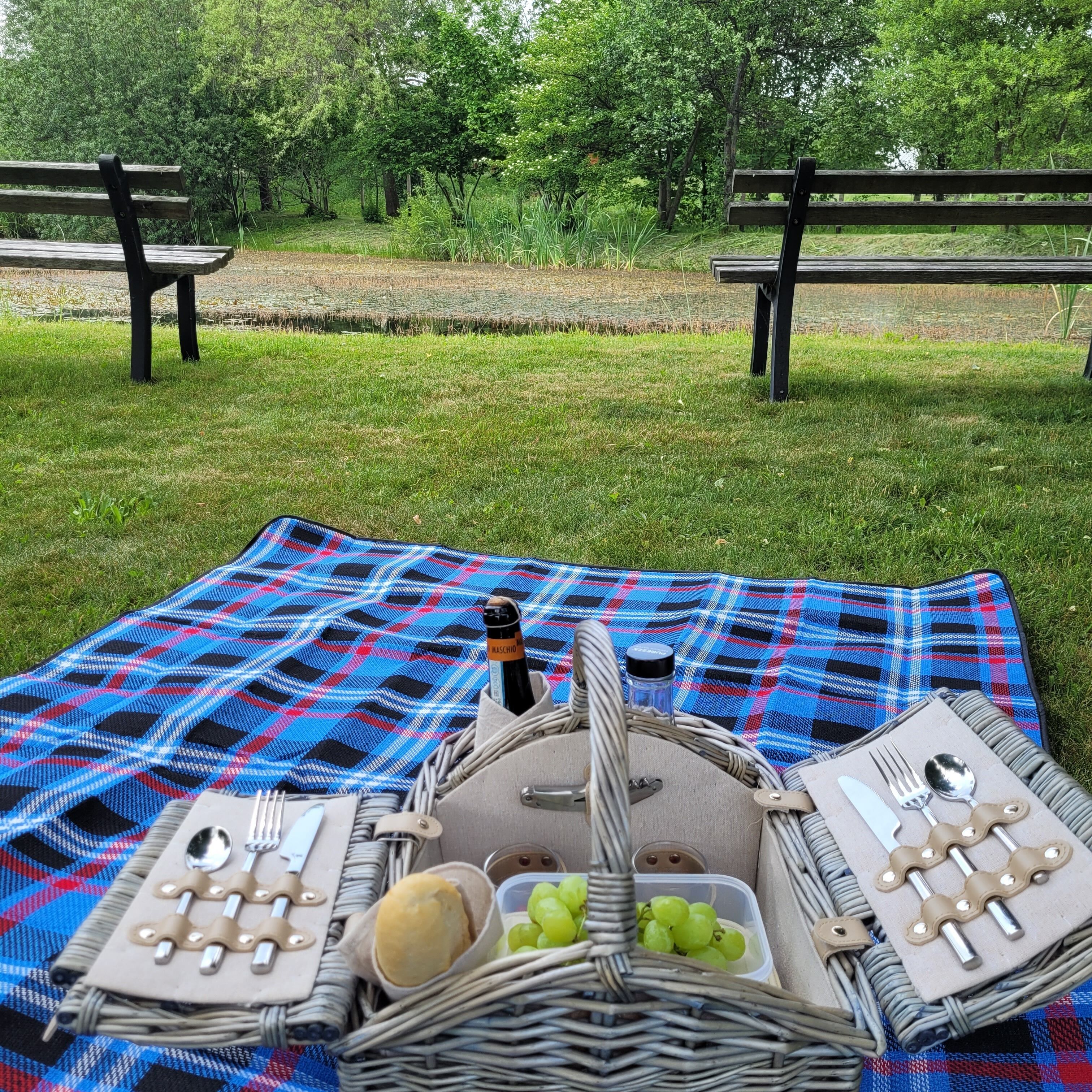 Petit déjeuner, déjeuner et dîner servis sur place