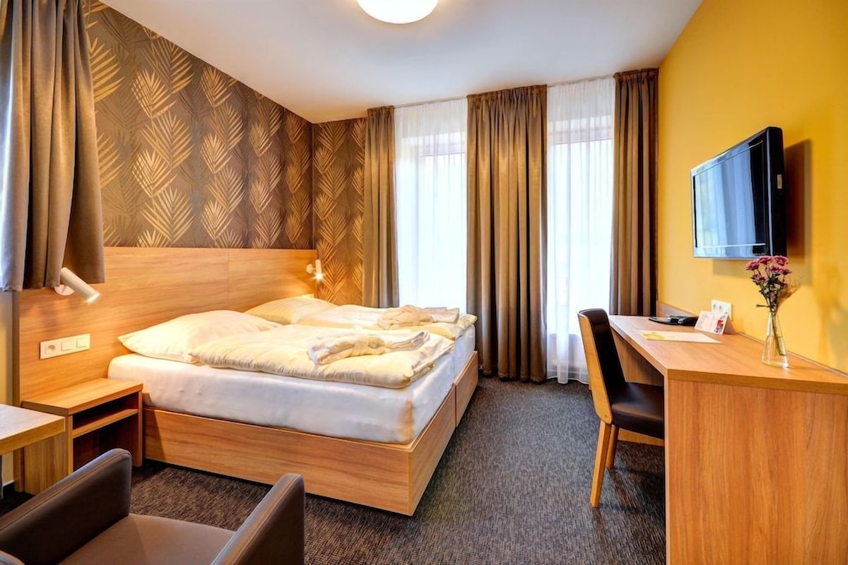 In-room safe, desk, laptop workspace, blackout drapes