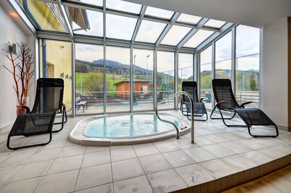 Sauna, hot tub, steam room, hot stone massages, deep-tissue massages - Hotel Helios (Lipova-Lazne)