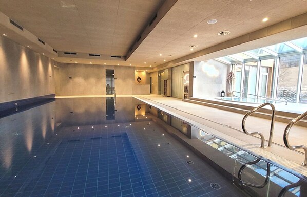 Piscine intérieure, accès possible de 10 h 30 à 20 h, chaises longues
