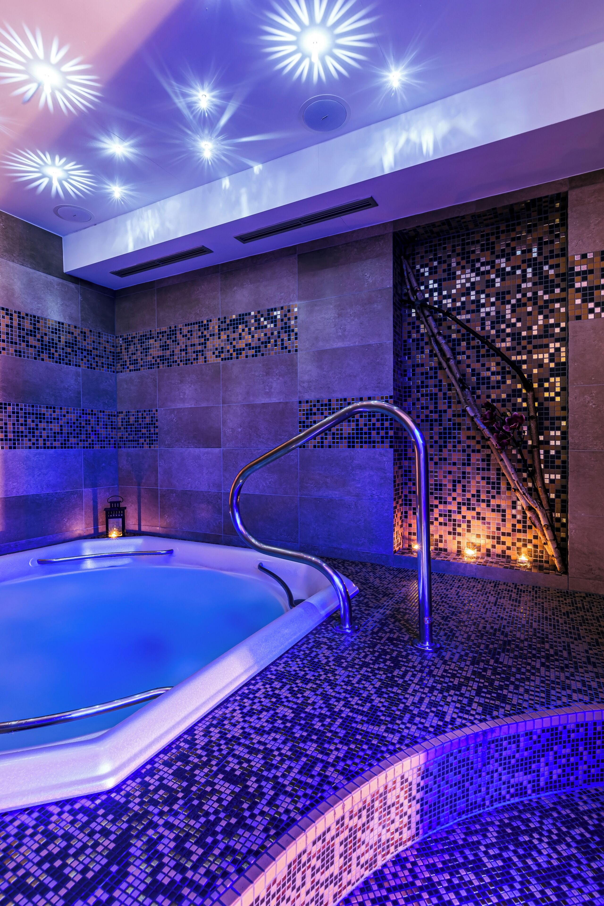 Sauna, hot tub, steam room, hot stone massages, deep-tissue massages