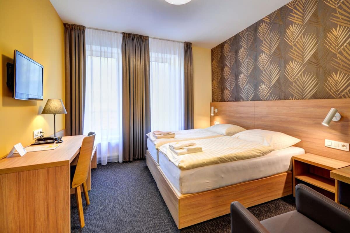 Superior kamer, 1 twee- of 2 eenpersoonsbedden, 1 queensize bed, uitzicht op tuin | Een kluis op de kamer, een bureau, een laptopwerkplek