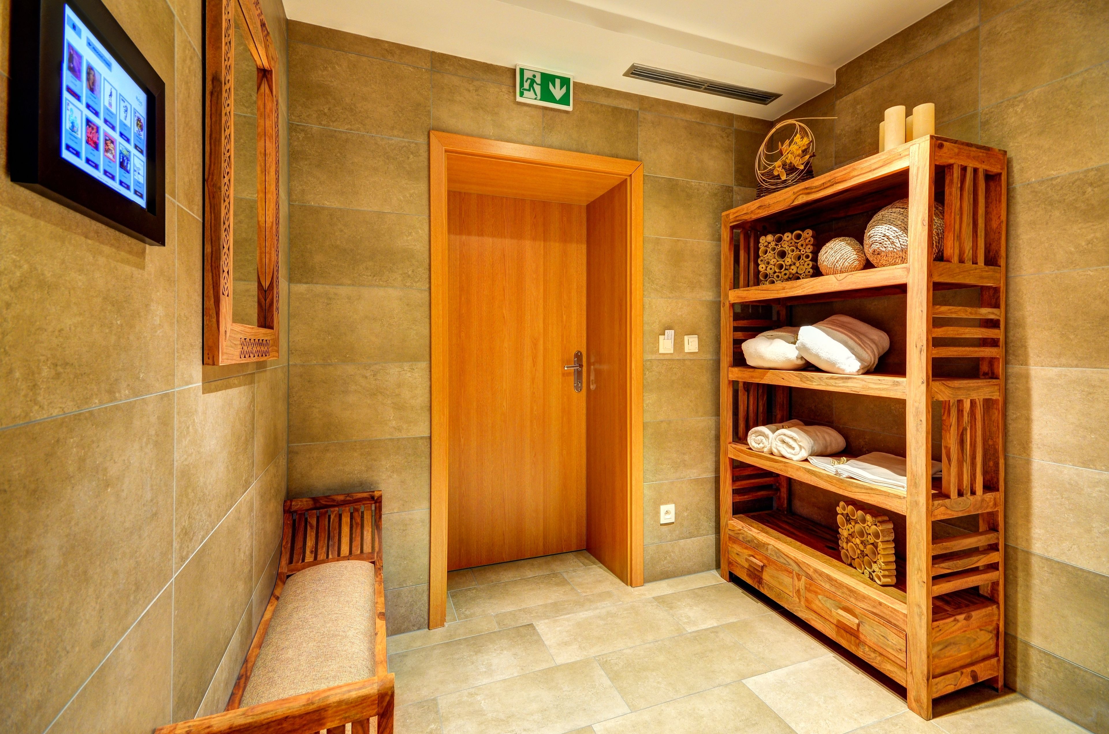 Sauna, hot tub, steam room, hot stone massages, deep-tissue massages