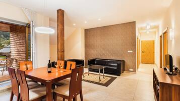 Apartament superior, vistes al jardí | Caixa forta a l'habitació i escriptori