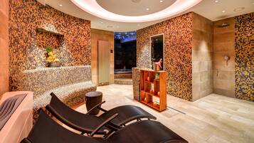 Een sauna, een bubbelbad, een stoombad, hotstone-massages