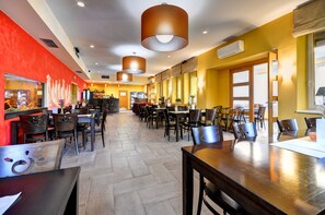 Breakfast, lunch, dinner served; Modern European cuisine, garden views  - Hotel Helios (Lipova-Lazne)