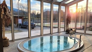 Un jacuzzi con vistas a un estacionamiento y montañas.