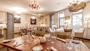 A dining area with multiple tables, chairs, and chandeliers. - U Solné Brány (Ceské Budejovice (Budweis))